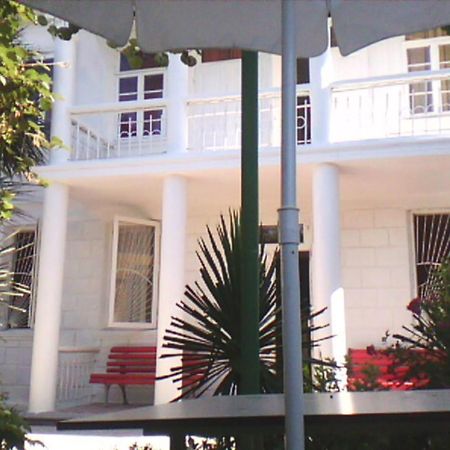 White Guest House Батуми Екстериор снимка