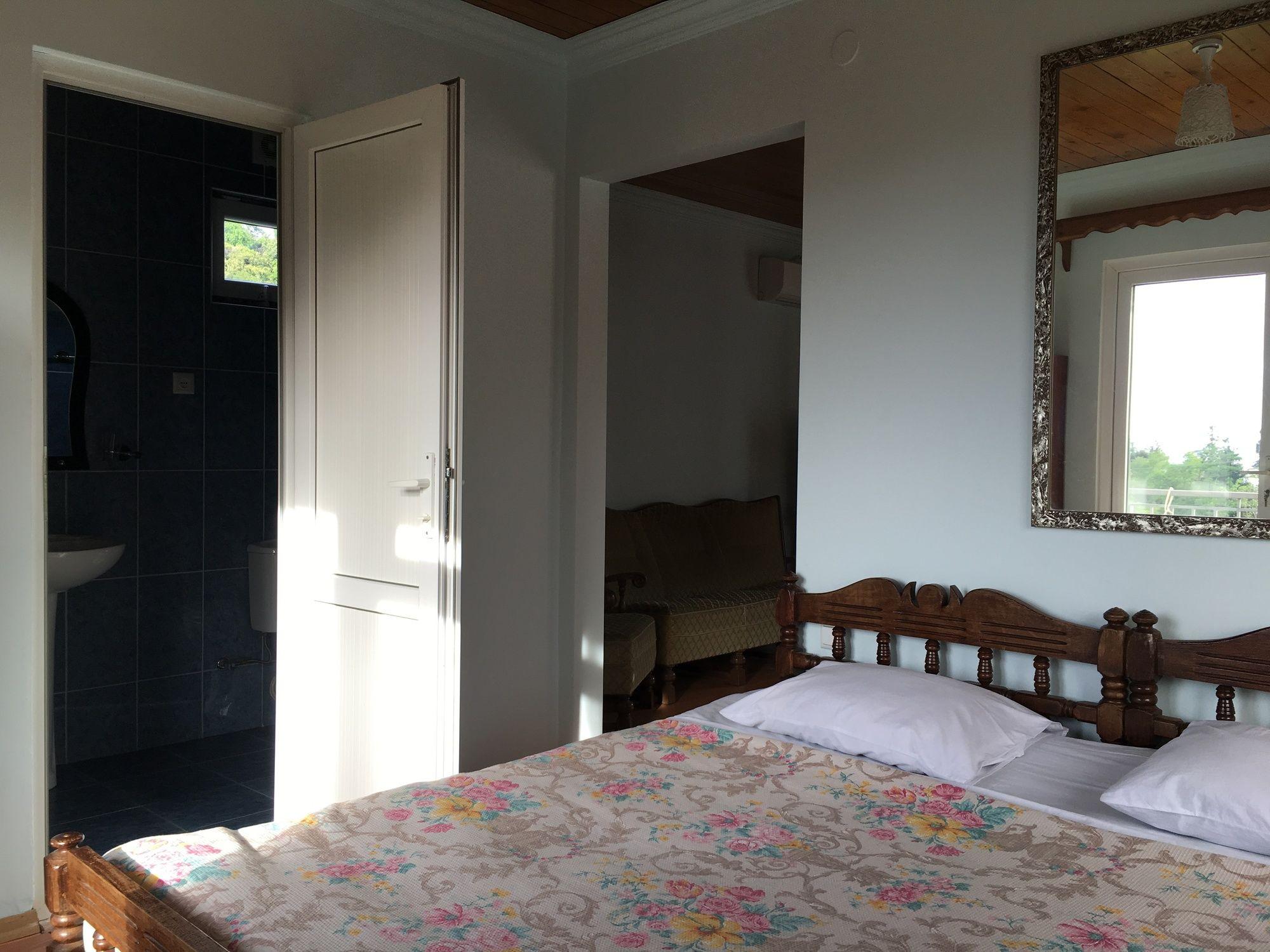 White Guest House Батуми Екстериор снимка