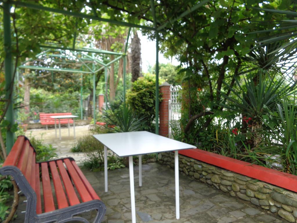 White Guest House Батуми Стая снимка