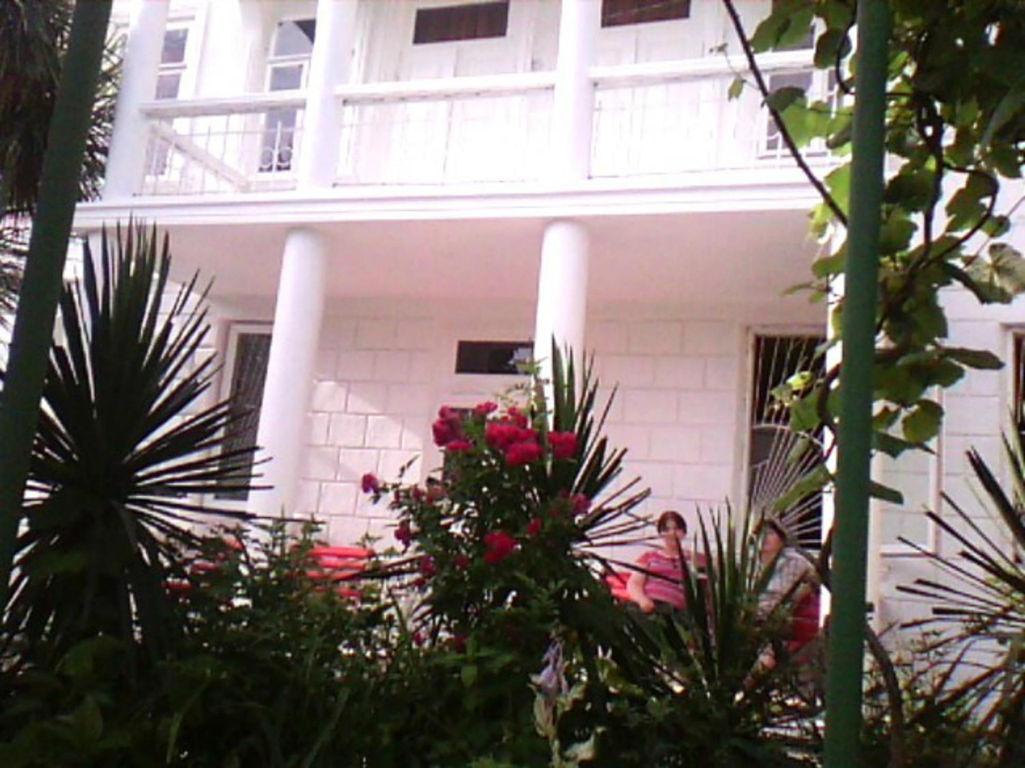 White Guest House Батуми Екстериор снимка