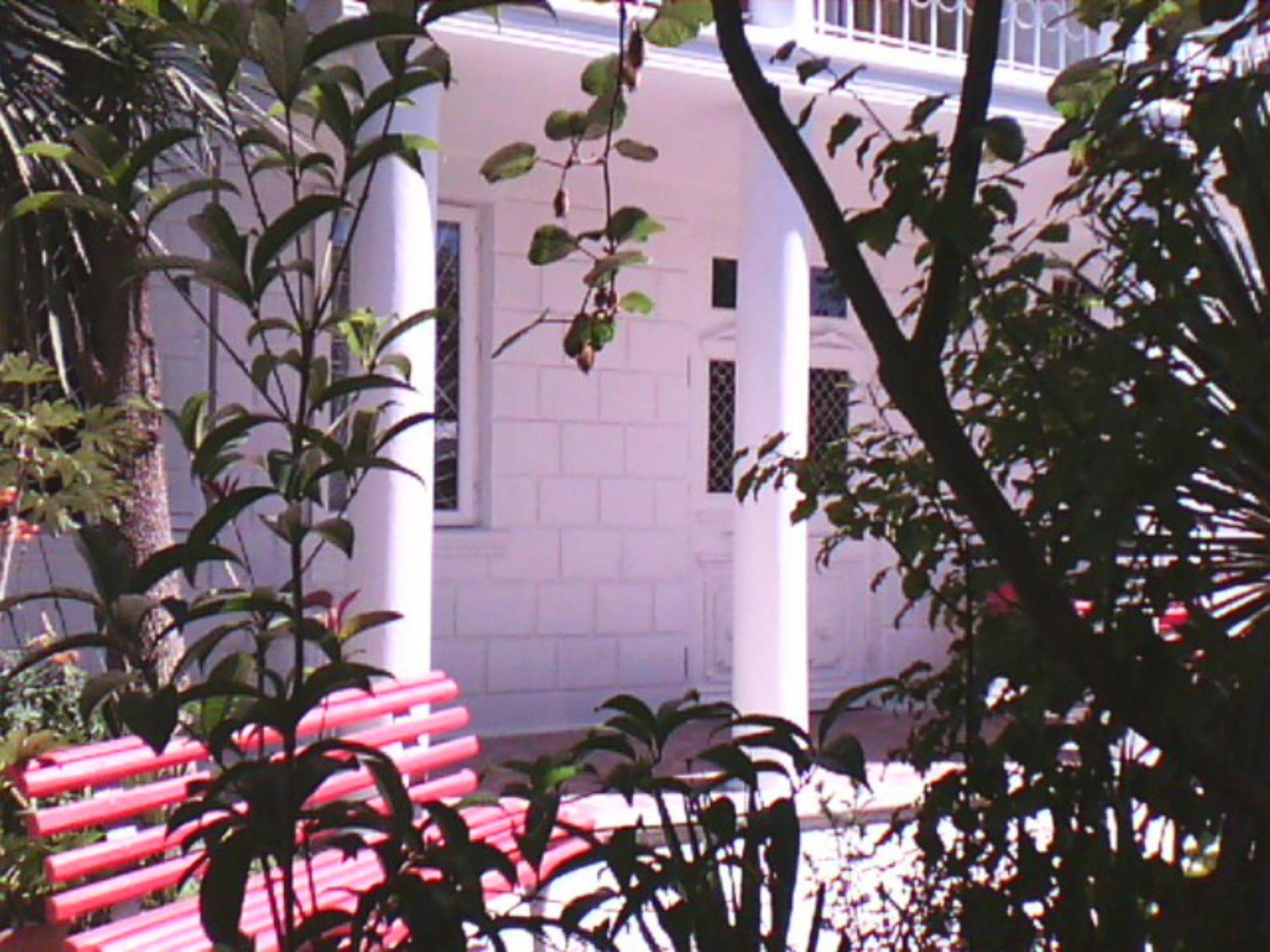 White Guest House Батуми Екстериор снимка