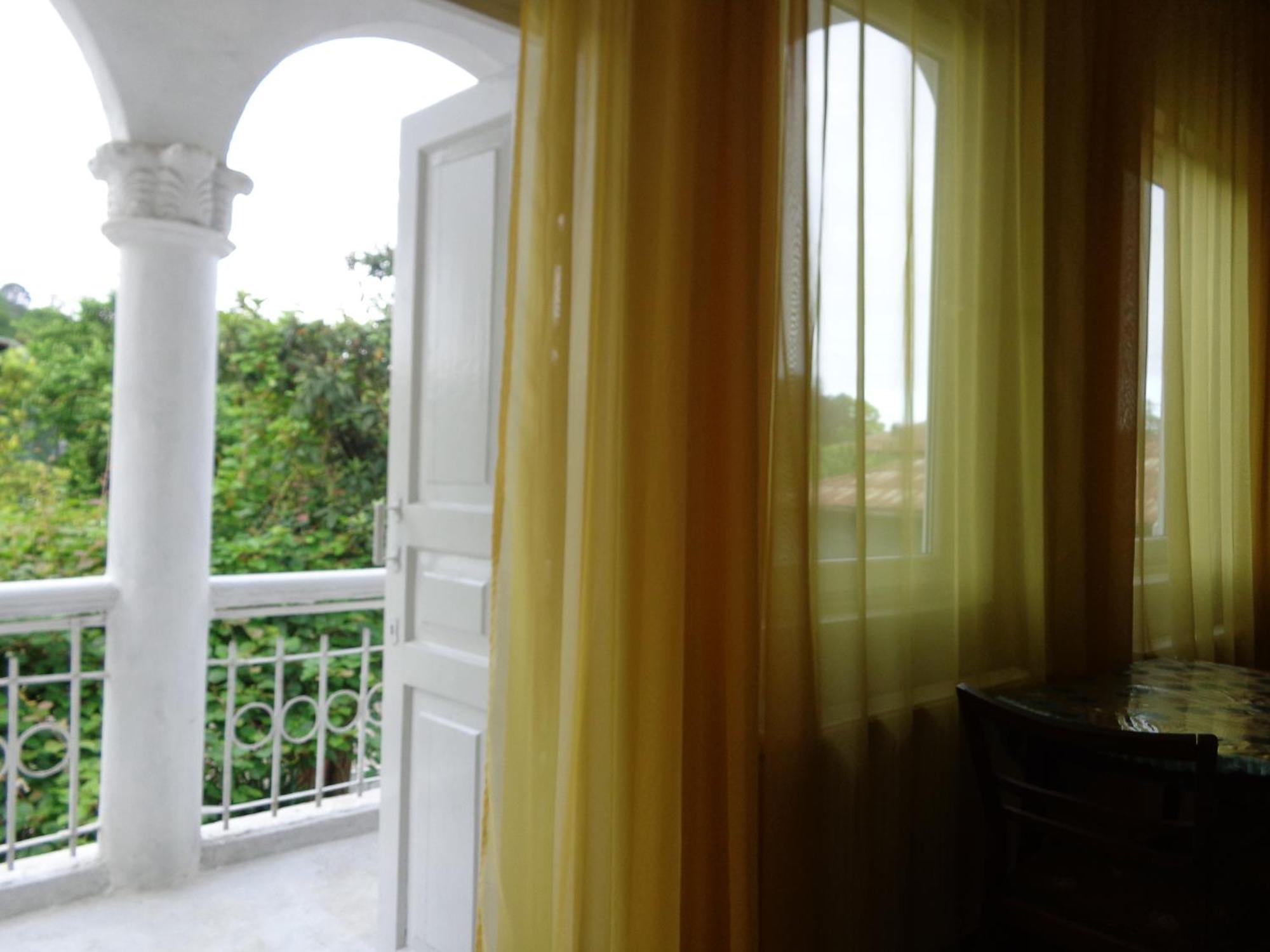 White Guest House Батуми Стая снимка