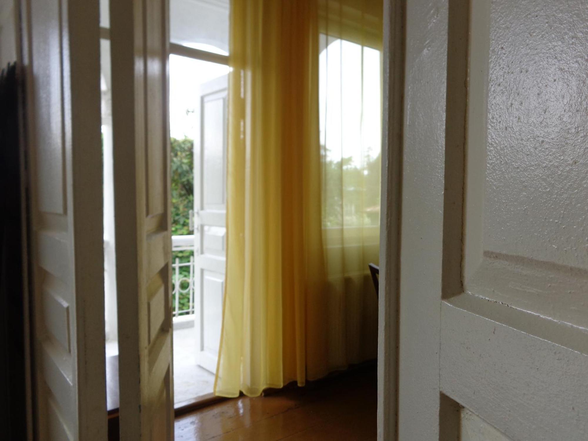 White Guest House Батуми Стая снимка