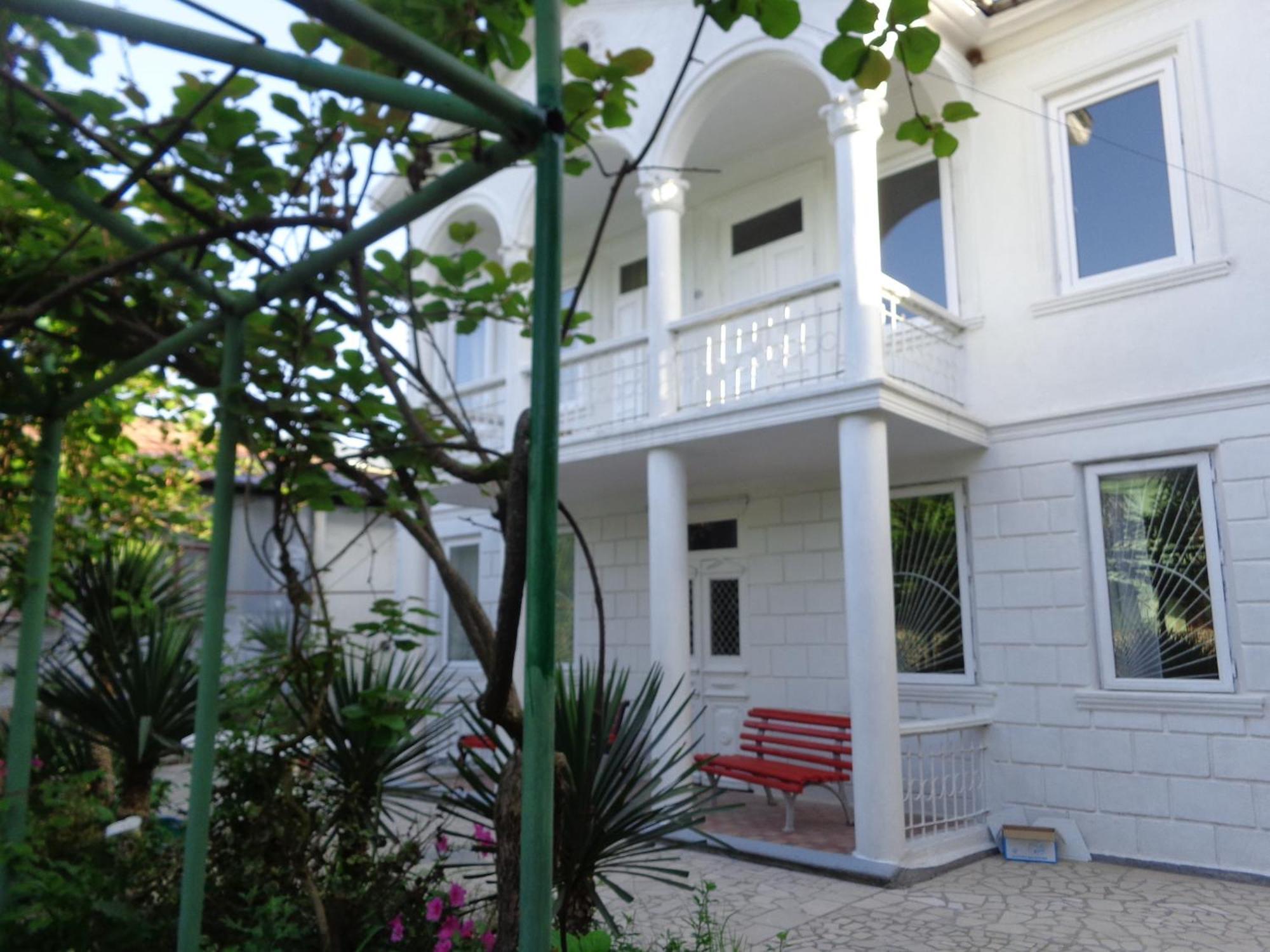 White Guest House Батуми Стая снимка