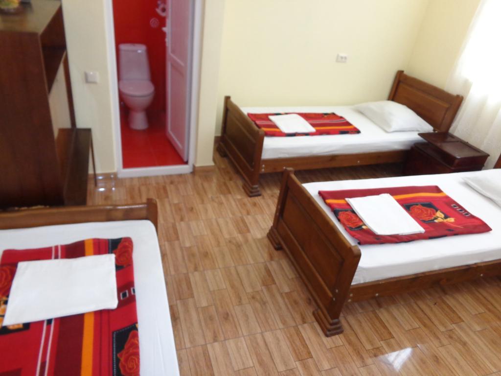 White Guest House Батуми Стая снимка