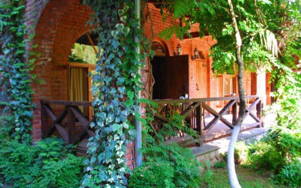 White Guest House Батуми Екстериор снимка