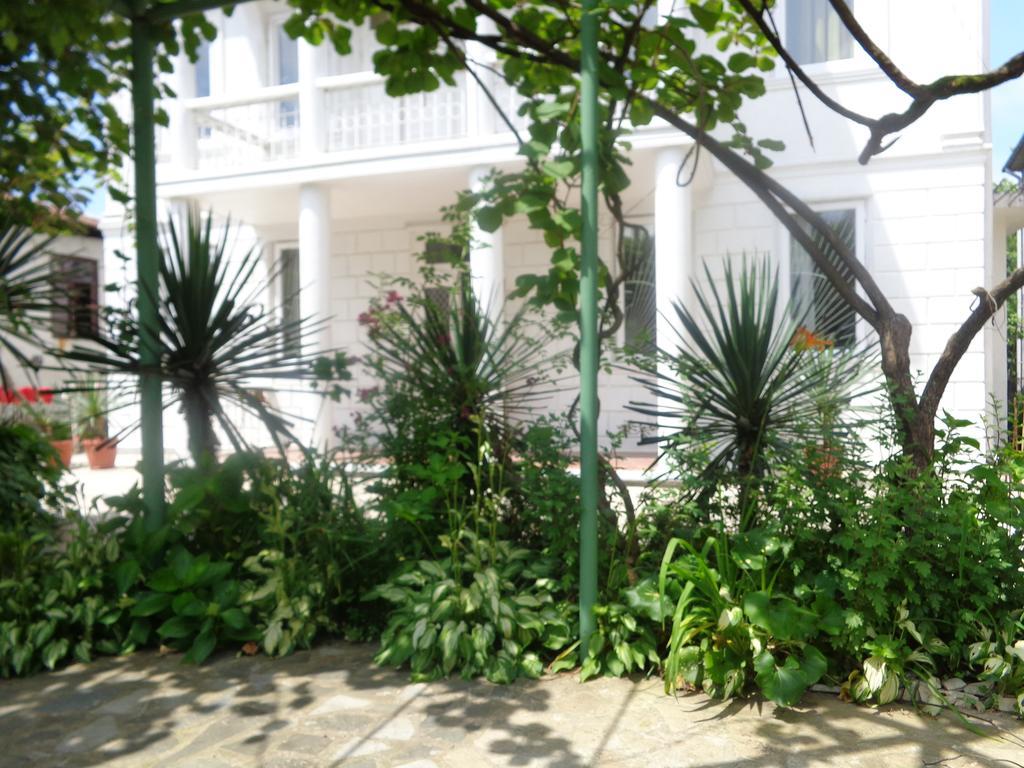 White Guest House Батуми Екстериор снимка