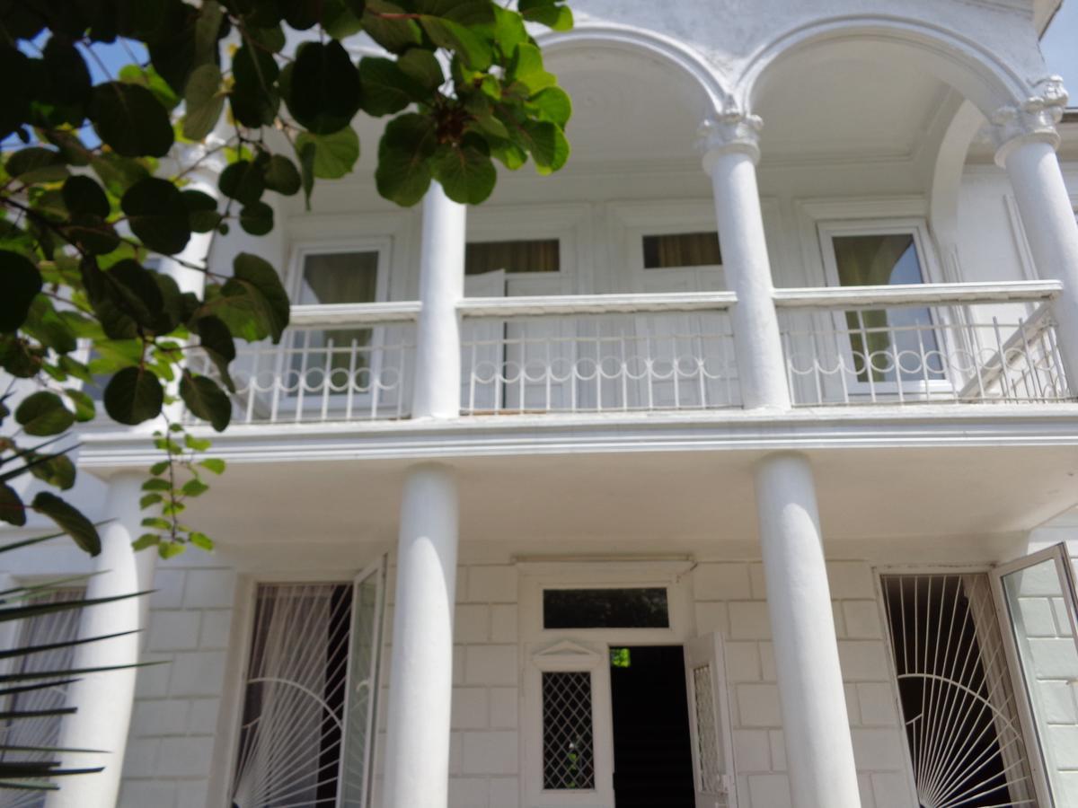 White Guest House Батуми Екстериор снимка