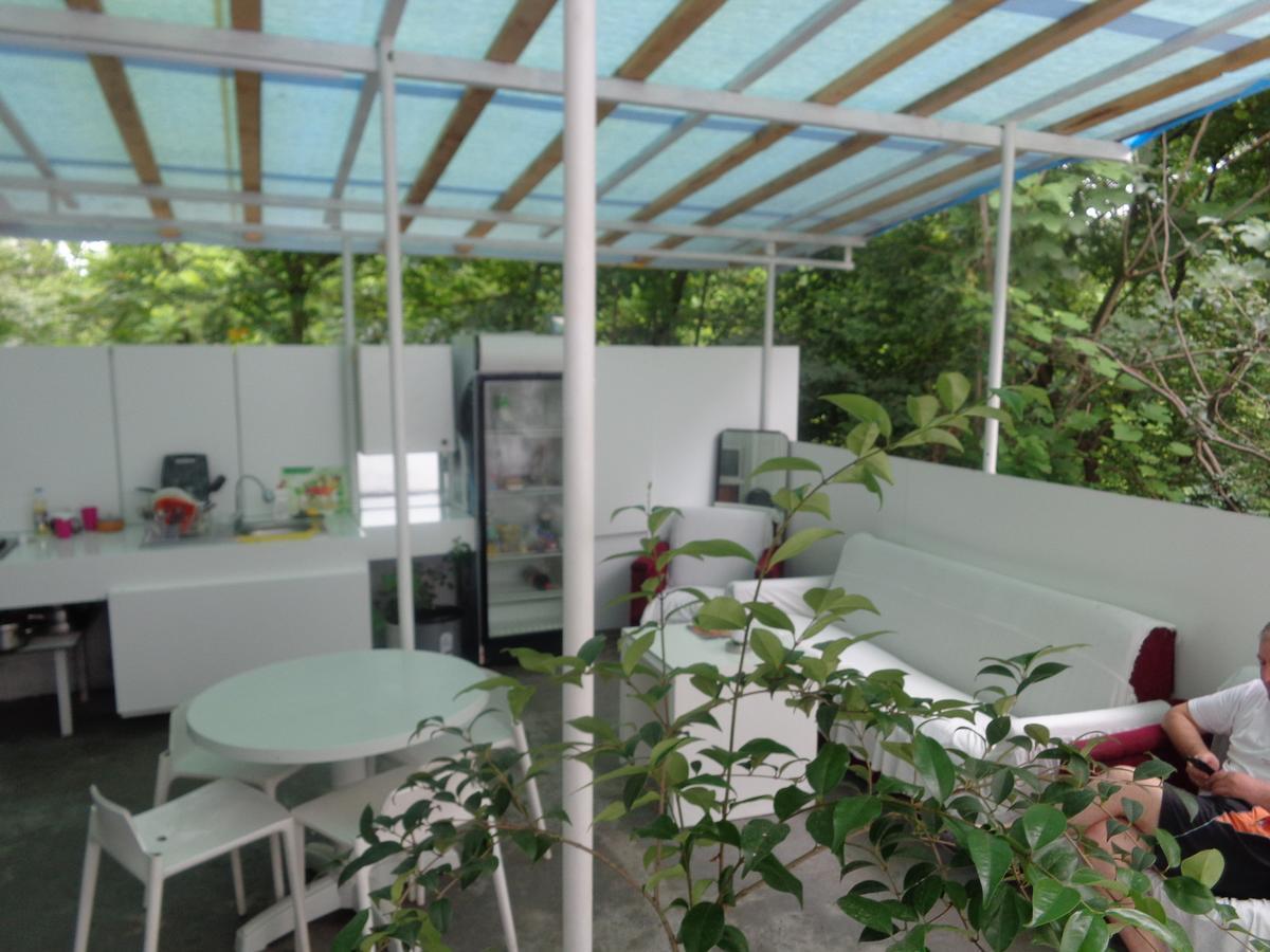 White Guest House Батуми Екстериор снимка
